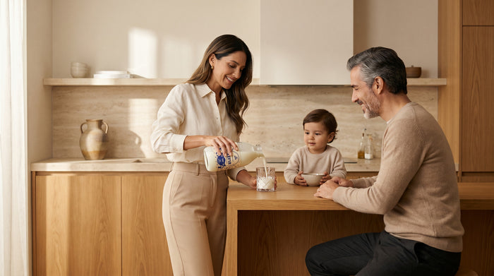 Familia desayunando con kéfir ¡UY! KEFIT en la cocina