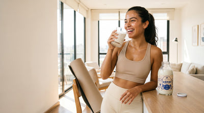 Mujer tomando un vaso de kéfir ¡UY! KEFIT después de entrenar